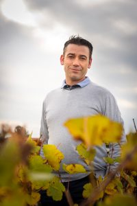 Maxime Cormerais dans ses vignes